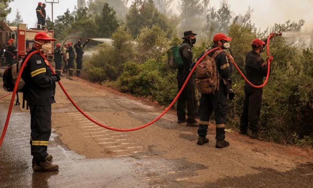 Θεσσαλονίκη: Υγειονομικοί ανταποδίδουν το "ευχαριστώ" στους πυροσβέστες
